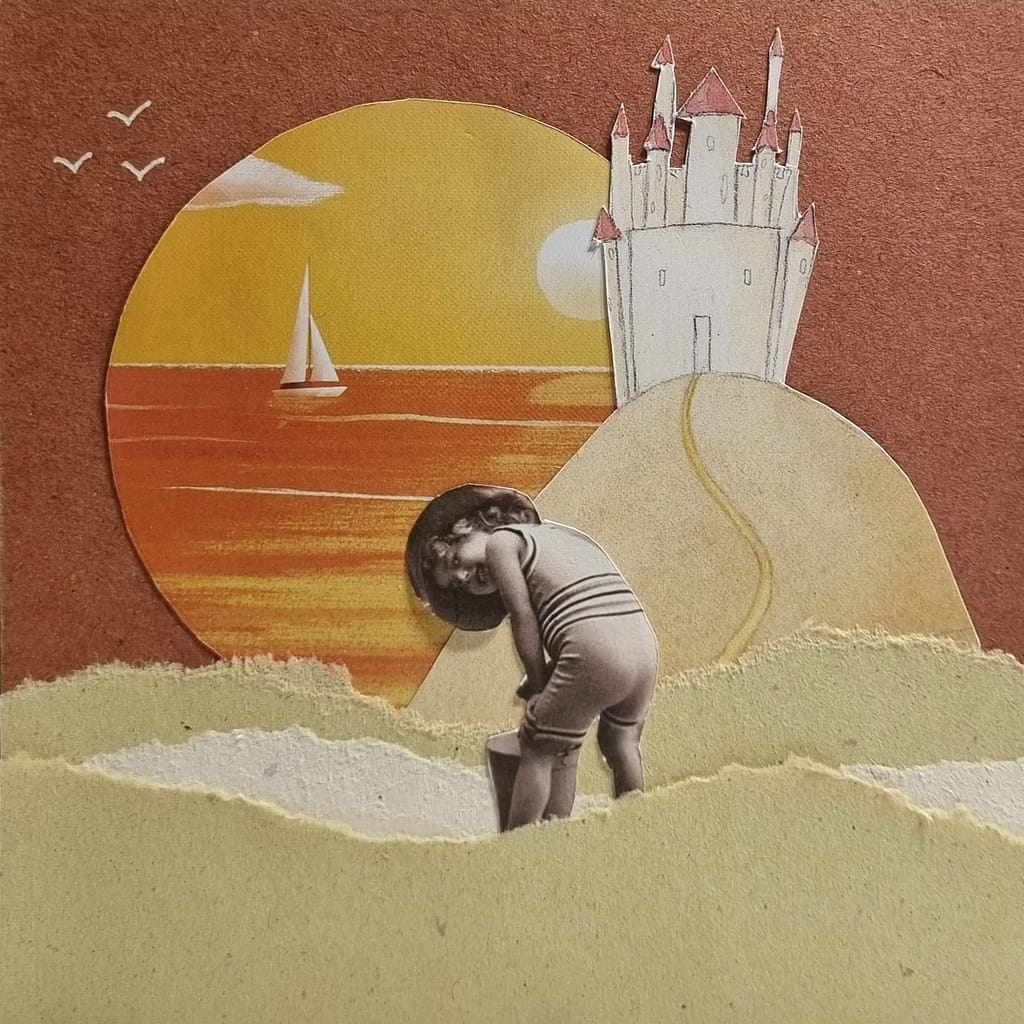 Collage : un enfant construit un château de sable au coucher du soleil