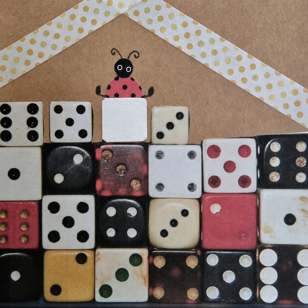 Collage : une coccinelle sur une maison de dés