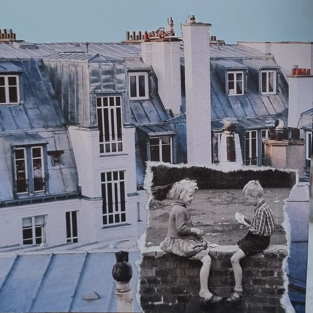 Collage : deux enfants assis sur un muret devant les toits de Paris