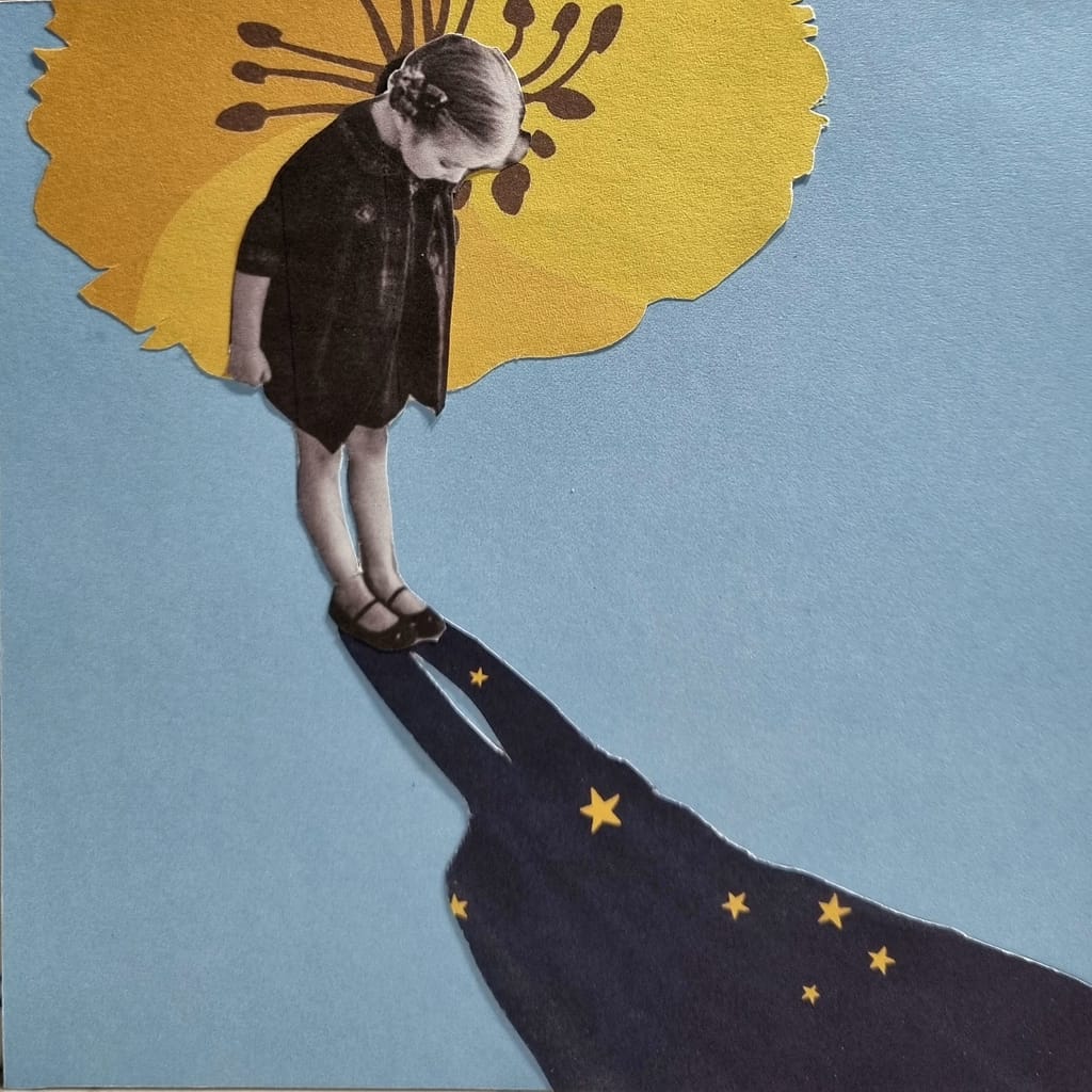 Collage : une fusée filant dans un ciel étoilé