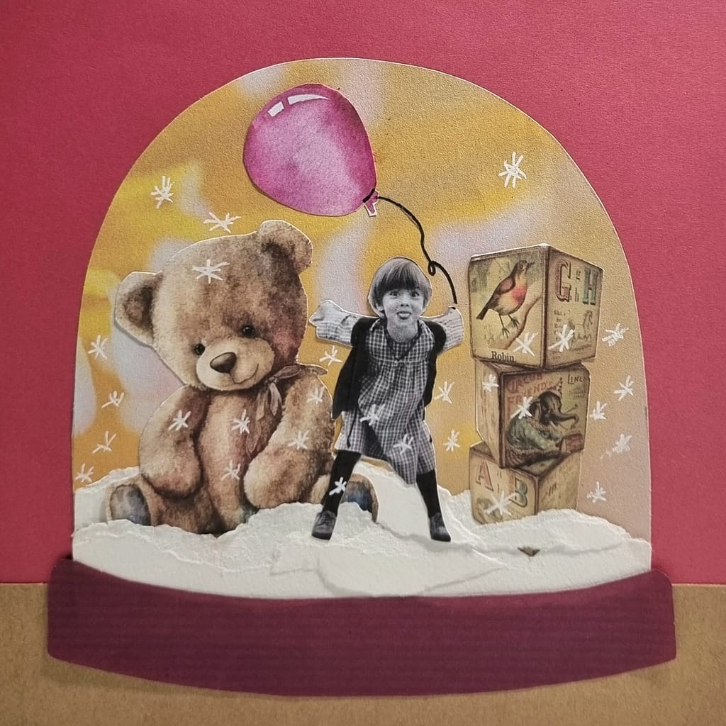 Collage : une fillette en voyage avec un paquebot au loin