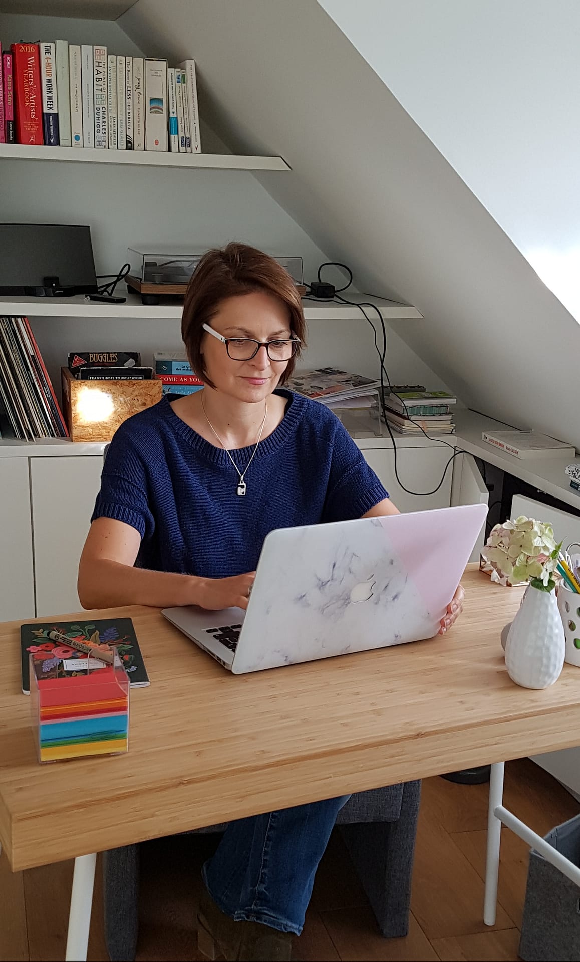 Portrait de Cécile Desmarest, écrivaine et biographe, dans son atelier sous les combles